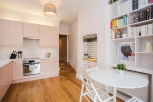 Nhà bếp/bếp nhỏ tại Stylish & Modern 3 Bed Flat in NW London with Garden