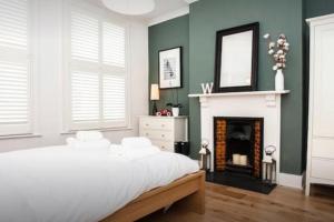 Llit o llits en una habitació de Stylish Newly Refurbished 2 Bedroom Flat With Terrace