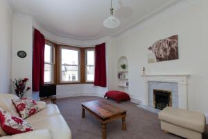 Spacious and Bright Polworth Flat which Sleeps 4