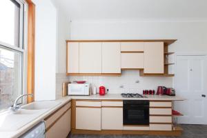 Spacious and Bright Polworth Flat which Sleeps 4