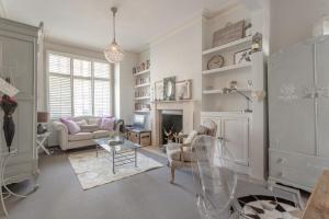 ロンドンにあるStylish 1 Bed Apartment Near Battersea Parkのリビングルーム(ソファ、暖炉付)