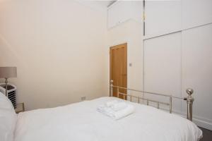 ロンドンにあるCosy 1 Bedroom Apartment Near Harrods Knightsbridgeのベッドルーム1室(ベッド2台、鏡付)