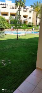 uma árvore no meio de um campo de relva em Bevs ground floor Roda Golf Apartment! em San Javier