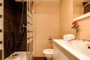 a bathroom with a shower and a toilet and a sink at Modern 2 Bedroom Flat in Trendy Poble Sec in Barcelona