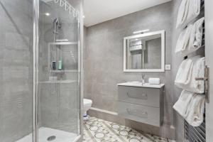 Un baño de Modern & Cosy 1 Bedroom Apartment in Paris