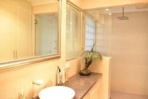 uma casa de banho com um lavatório e um espelho em Bright 2 Bedroom Apartment In A Great Location em Perth