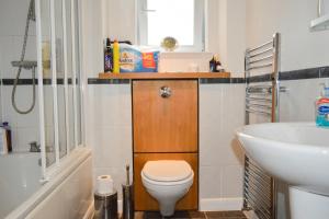 Ванна кімната в Modern 2 Bedroom Property in Central Edinburgh