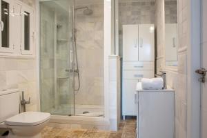 a bathroom with a toilet and a glass shower at Modern 2 Bed Apartment near Las Ventas in Madrid