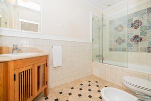 リスボンにあるStunning & modern 2 Bedroom Apartment in Chiadoのバスルーム(トイレ、洗面台、シャワー付)