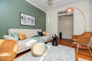 リスボンにあるStunning & modern 2 Bedroom Apartment in Chiadoのリビングルーム(白いソファ、椅子付)