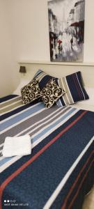 un par de camas con almohadas encima en Ground floor with view by Bev, en San Javier