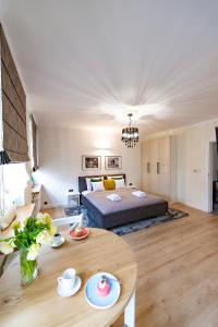 1 dormitorio con 1 cama y 1 mesa en una habitación en Right Stay Studio en Gdansk