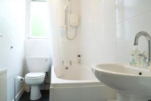エディンバラにあるBeautiful Traditional 3 Bedroom Apartment in Edinburghの白いバスルーム(トイレ、シンク付)
