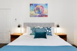 A bed or beds in a room at Light-filled Renovated Villa Walk to Ponsonby Road