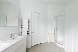 A bathroom at Light-filled Renovated Villa Walk to Ponsonby Road