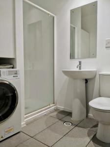 Bathroom sa Cozy Queen Street 1 Bedroom flat in the Heart of Central Business District