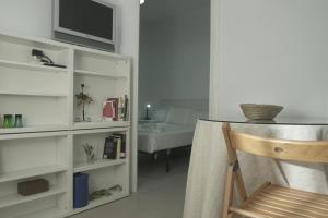 Televizorius ir (arba) pramogų centras apgyvendinimo įstaigoje Cozy 2 Bedroom Apartment in Barrio de Salamanca