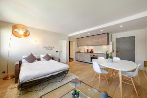 una camera con letto e tavolo e una cucina di Beautiful 1 Bedroom Apartment near Eiffel Tower a Parigi