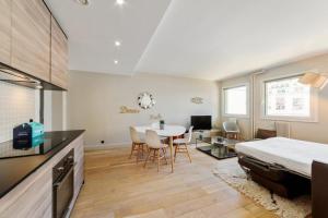 una camera con letto e una sala da pranzo con tavolo di Beautiful 1 Bedroom Apartment near Eiffel Tower a Parigi