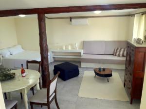 A seating area at Dioni Holiday House