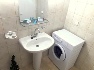 A bathroom at Dioni Holiday House