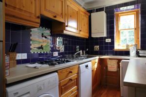エディンバラにあるGrand New Town 2 Bedroom in Central Edinburghのキッチン(シンク、コンロ付) 上部オーブン
