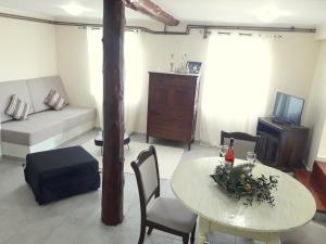 A television and/or entertainment centre at Dioni Holiday House