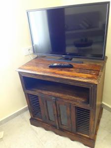 A television and/or entertainment centre at Dioni Holiday House