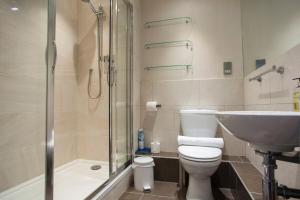 e bagno con servizi igienici, doccia e lavandino. di Sophisticated Edinburgh Apartment in City Centre a Edimburgo