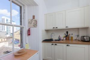 Kitchen o kitchenette sa Charming City Centre Flat in Edinburgh