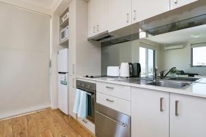 Una cocina o zona de cocina en Stunning Two-Storey Apartment in Perth's CBD