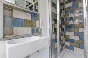 a bathroom with a sink and a shower at Modern 2 Bedroom flat in Central London in London