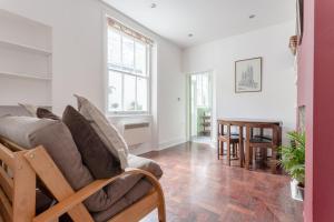 a living room with a couch and a table at Modern 2 Bedroom flat in Central London in London