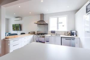 مطبخ أو مطبخ صغير في Light-filled Newly Renovated 3 Bedroom Villa in Remuera