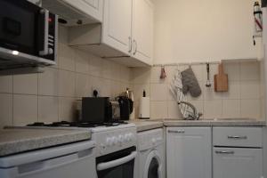 y cocina con fogones y microondas. en Charming 2 Bedroom Cottage in Central Location en Dublín