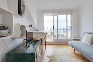 リスボンにあるBright 1 Bedroom top floor apartment with terrace & river viewのリビングルーム(テーブル、ソファ付)