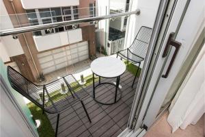 a balcony with a table and chairs on it at Bohemian 1 Bedroom Apartment with Rooftop Terrace in Perth