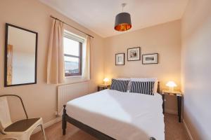 En eller flere senge i et værelse på Host & Stay - Wood Street Cottage