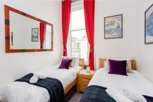Een bed of bedden in een kamer bij Cozy 2 Bedroom Apartment at Heart of the Edinburgh