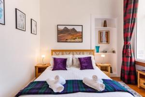 Een bed of bedden in een kamer bij Cozy 2 Bedroom Apartment at Heart of the Edinburgh