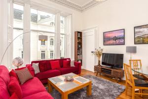Een zitgedeelte bij Cozy 2 Bedroom Apartment at Heart of the Edinburgh