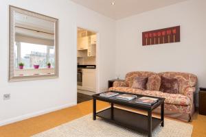 sala de estar con sofá y mesa en Professionally Cleaned 1 Bed flat in South Kensington, en Londres