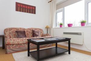 sala de estar con sofá y mesa de centro en Professionally Cleaned 1 Bed flat in South Kensington, en Londres