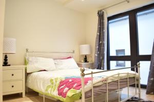 Bright 1 Bedroom Flat in North London With Balcony tesisinde bir odada yatak veya yataklar