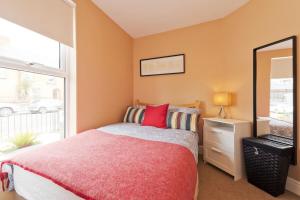 ダブリンにあるCharming Riverside Apartment - Minutes from Cityのベッドルーム(大型ベッド1台、鏡付)