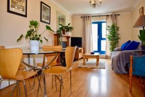 ein Wohnzimmer mit einem Esstisch und Stühlen in der Unterkunft 2 Bedroom Apartment Beside Merrion Square in Dublin