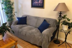 un soggiorno con divano e 2 cuscini blu di 2 Bedroom Apartment Beside Merrion Square a Dublino