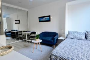 - une chambre avec un lit, une table et un canapé dans l'établissement Cute Studio Apartment in Maroubra, à Sydney