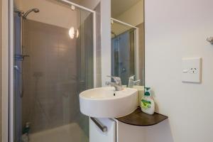 Ванная комната в Cosy Renovated 1 Bedroom Apartment in CBD Hotel