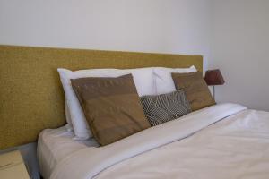 Кровать или кровати в номере Cosy Renovated 1 Bedroom Apartment in CBD Hotel